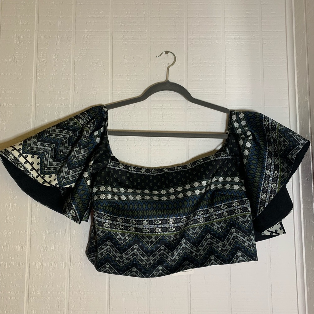 NWT Top AMUR Size M puff shoulder off